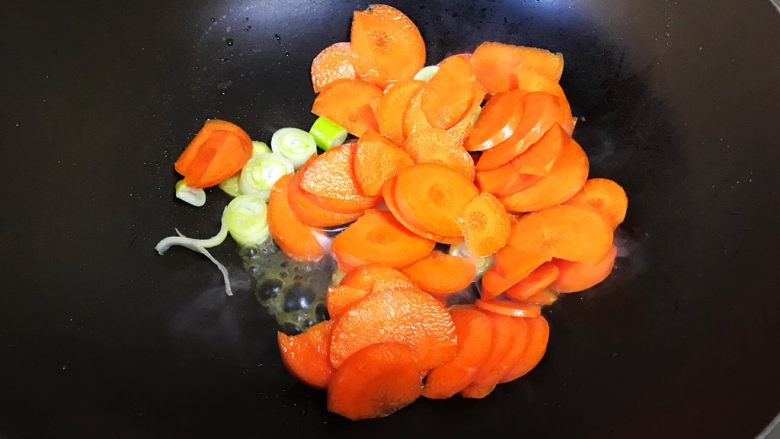 油梭子炒胡萝卜,放入胡萝卜翻炒