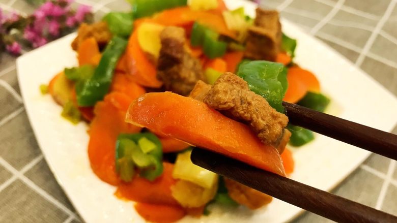 油梭子炒胡萝卜,吃上一口，特别的美味，油梭子还是小时候那个味道😋