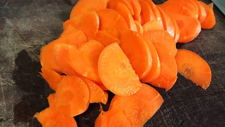 油梭子炒胡萝卜,<a style='color:red;display:inline-block;' href='/shicai/ 25'>胡萝卜</a>洗净切薄片