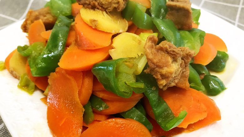 油梭子炒胡萝卜,装盘