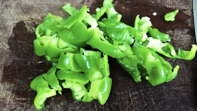 油梭子炒胡萝卜,<a style='color:red;display:inline-block;' href='/shicai/ 61'>青椒</a>洗净拍一下，切块