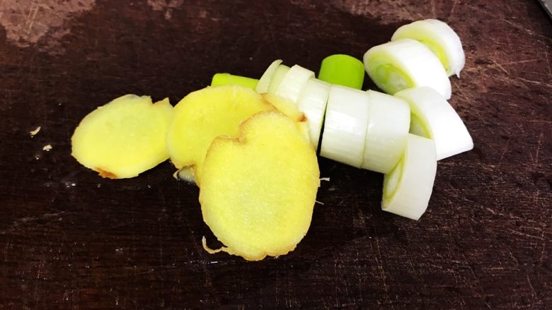 油梭子炒胡萝卜,葱姜洗净切块