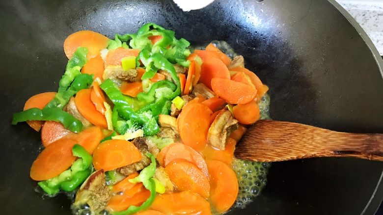 油梭子炒胡萝卜,调入盐，<a style='color:red;display:inline-block;' href='/shicai/ 10588'>糖</a>