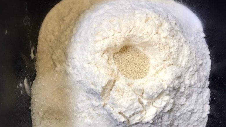 火腿肉松芝士吐司,面包桶内先放液体再放粉剂,开启和面程序