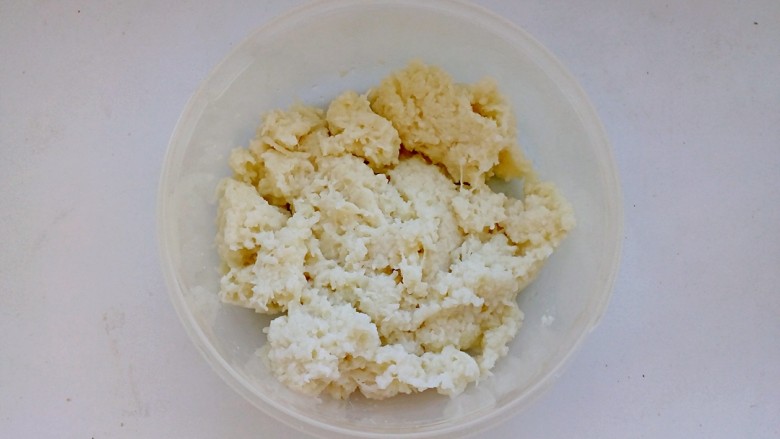 清蒸莲藕丸子,将藕去节洗净削皮,置小眼擦子上磨出藕碎。