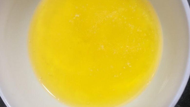不会塌陷凹底的美味香葱麻薯饼,先把黄油用小碗装好,隔水化成液体状,备用。