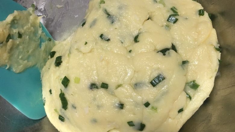 不会塌陷凹底的美味香葱麻薯饼,加入香葱碎拌均匀,可以用手去搓揉面团光滑就好。