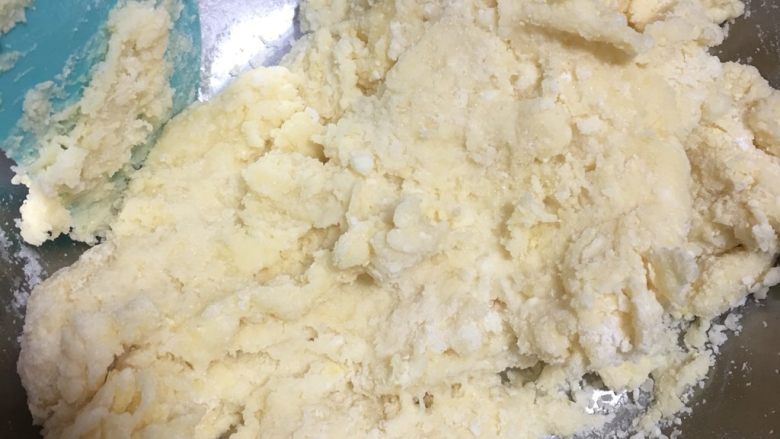 不会塌陷凹底的美味香葱麻薯饼,提前把鸡蛋打散,加入牛奶,然后再把所有的粉加入拌成面团状(香葱除外)再把溶化好的黄油倒入,用手搓揉按压直至黄油完全吸收。