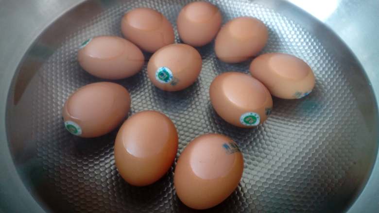 乡巴佬卤鸡蛋,冷水下锅,把鸡蛋煮熟。