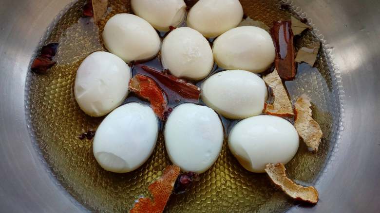 乡巴佬卤鸡蛋,煮沸之后改为小火,盖上锅盖,再煮15分钟。