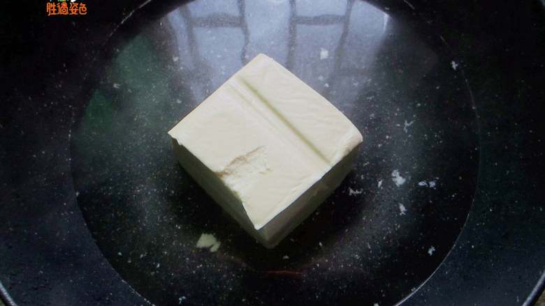 茄汁脆皮豆腐,嫩<a style='color:red;display:inline-block;' href='/shicai/ 465'>豆腐</a>放入热水里绰水,去掉豆腥味