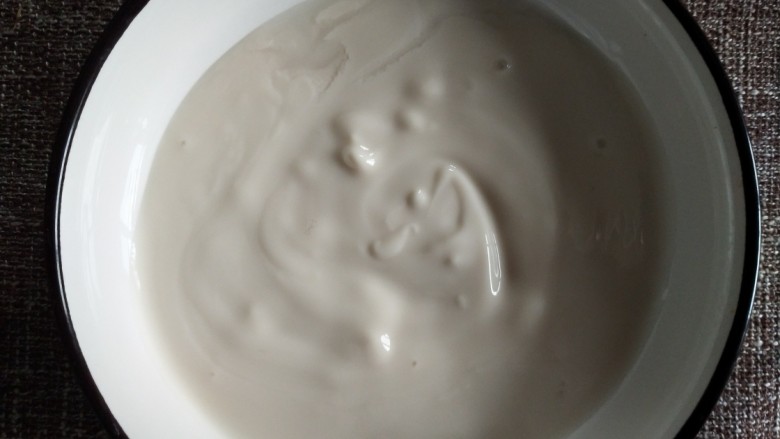 海洋世界~Smoothie bowl,200g<a style='color:red;display:inline-block;' href='/shicai/ 885'>酸奶</a>倒入碗中,冰箱冰冻。