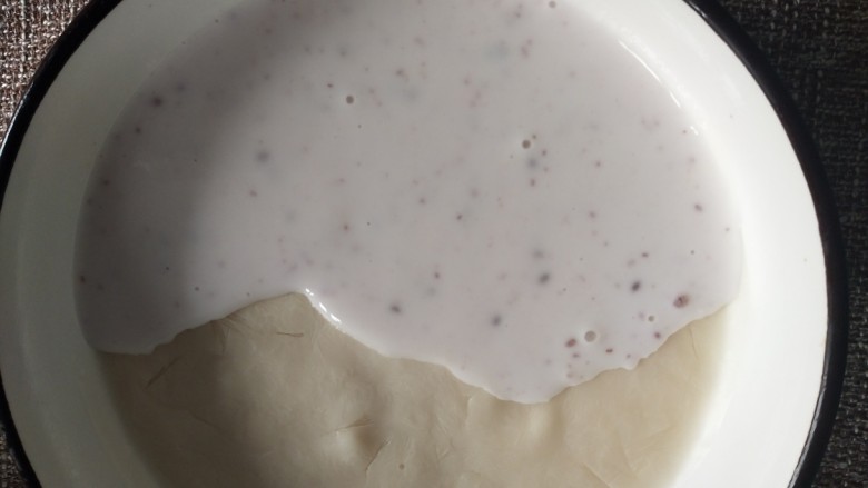 海洋世界~Smoothie bowl,冻好了,再倒入剩下酸奶一部分像图示一样,再冻入冰箱,为了保持这个造型,冰箱冷冻时,要保持碗向再次倒入的酸奶一面倾斜。