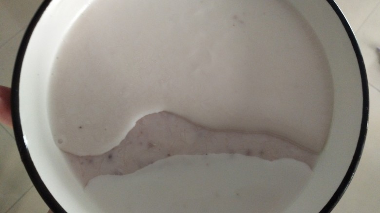 海洋世界~Smoothie bowl,再次冷冻好了取出,再从另一面倒入酸奶,和上次一样,碗倾斜另一面保持图示一样。