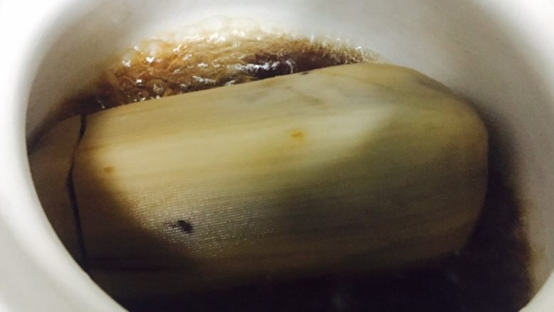 糯米藕,焖煮过程中,藕的几个面分别翻动煮