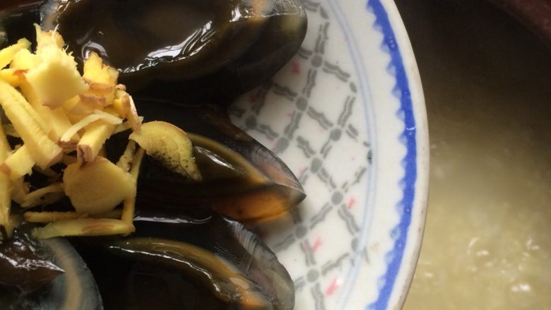 皮蛋淡菜瘦肉粥,淡菜熬出香味倒入皮蛋,大火煮开后关火焖煮。