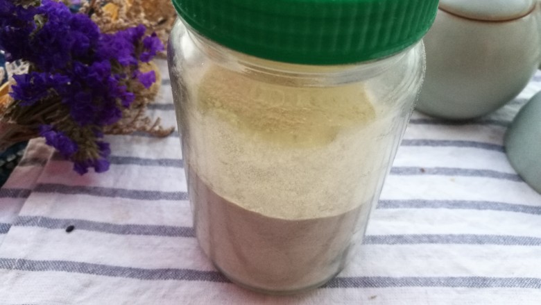 健脾减肚,茯苓山药鸡内金粥,打成粉,装入罐中备用