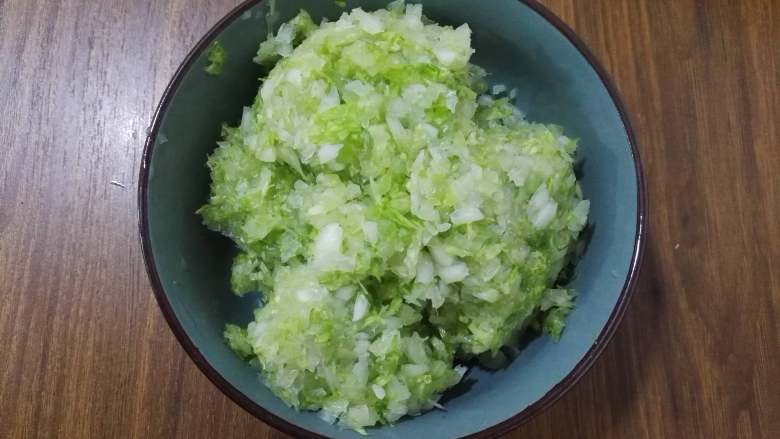 亦饭亦菜+美味+猪肉白菜包,将白菜洗净,先切成丝,再剁成碎,剁好后用手攥一攥,将一部分水分挤出来,注意是一部分哦,挤出来的白菜汁也不要丢掉,等一下我们可以用来拌猪肉馅。