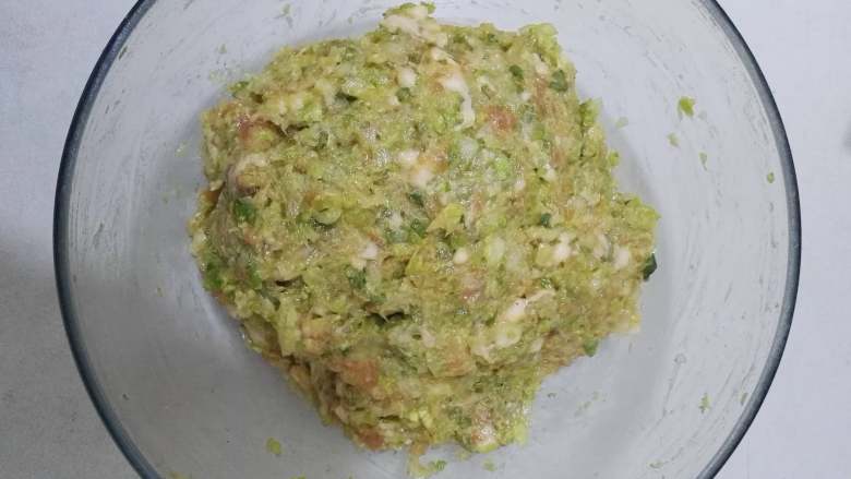 亦饭亦菜+美味+猪肉白菜包,拌好猪肉白菜馅,湿润并且有光泽,闻一下,香香的,有想咬一口的感觉。