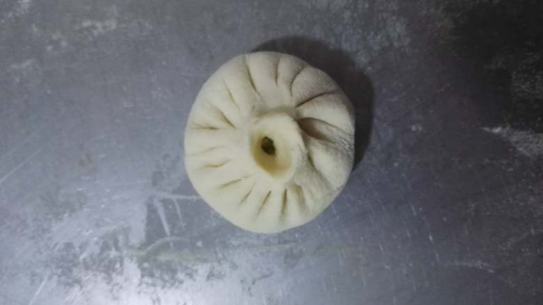 亦饭亦菜+美味+猪肉白菜包,包好的包子还要放置一段时间进行发酵,待包子皮用手指轻按,可以回弹时,表明包子皮已经发好了。