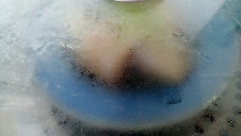 清蒸鳕鱼,盖盖子,蒸5分钟左右
