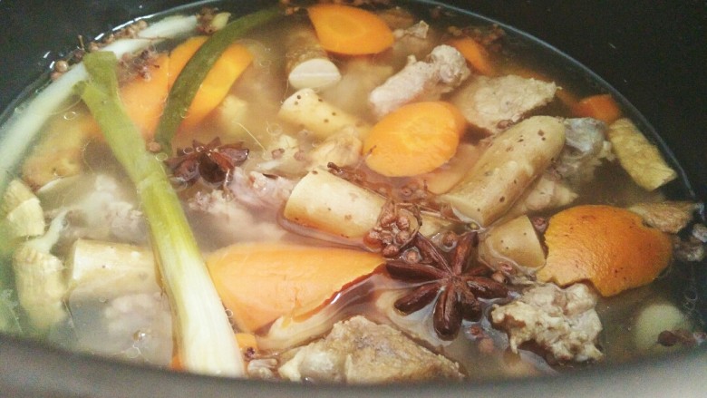 清炖山药排骨,启动排骨按钮,即可完成