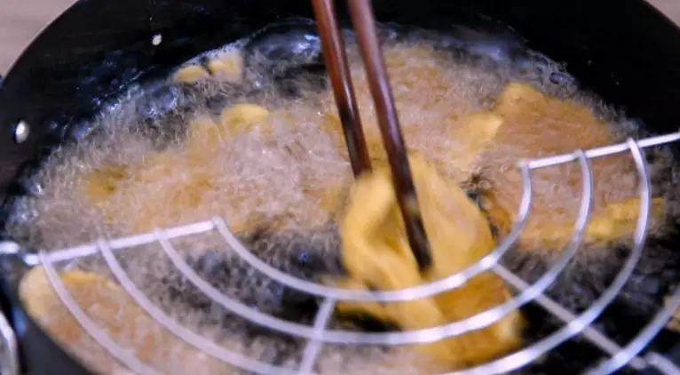 锅包肉是百吃不厌的东北情怀!,煎炸至表面金黄捞出,等油温再次拉高,复炸定型