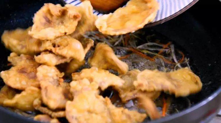 锅包肉是百吃不厌的东北情怀!,待酱汁变浓时,下肉块翻炒均匀即可