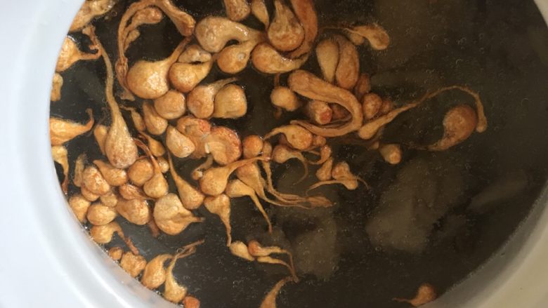 虫草花玉竹鸡汤
,一次性加入足够的水,大火烧开转小火煲半小时