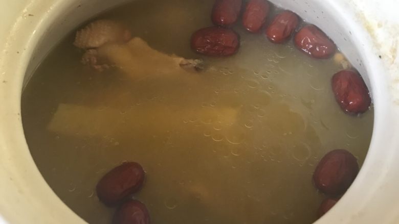 虫草花玉竹鸡汤
,倒入红枣,小火煲20分钟左右关火!