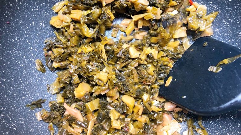 糟菜烧小黄鱼,放入糟菜,翻炒3分钟