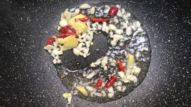 糟菜烧小黄鱼,重新起油锅,放入少许油,爆香姜蒜干辣椒