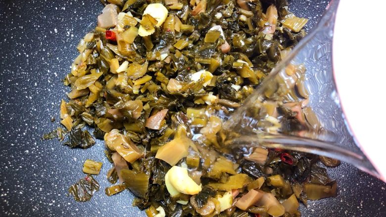 糟菜烧小黄鱼,加入400g的水,大火烧开煮5分钟