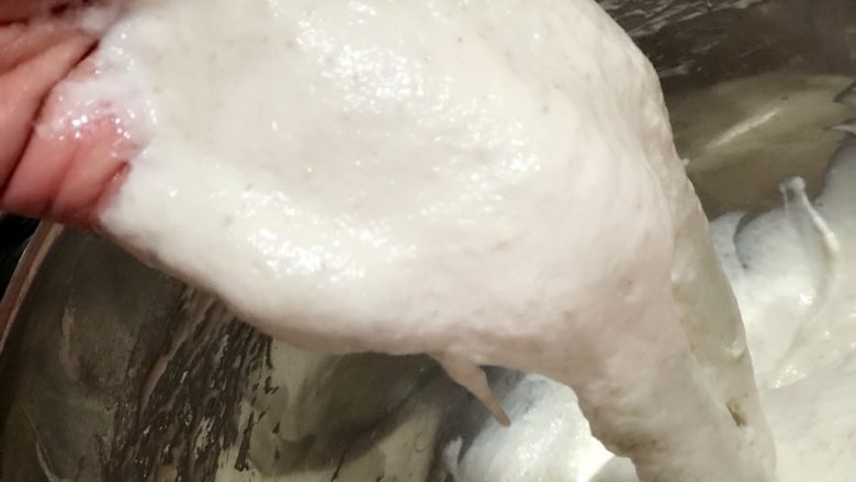迷迭香佛卡夏(天然酵种),虽然是面糊,但仍然是可以用手拎起的面糊。盖上保鲜膜,室温进行第一次发酵。