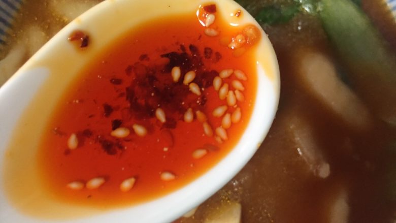 简易版陕西小吃烩麻食,盛出,放入一勺陕西油泼辣子就可以了