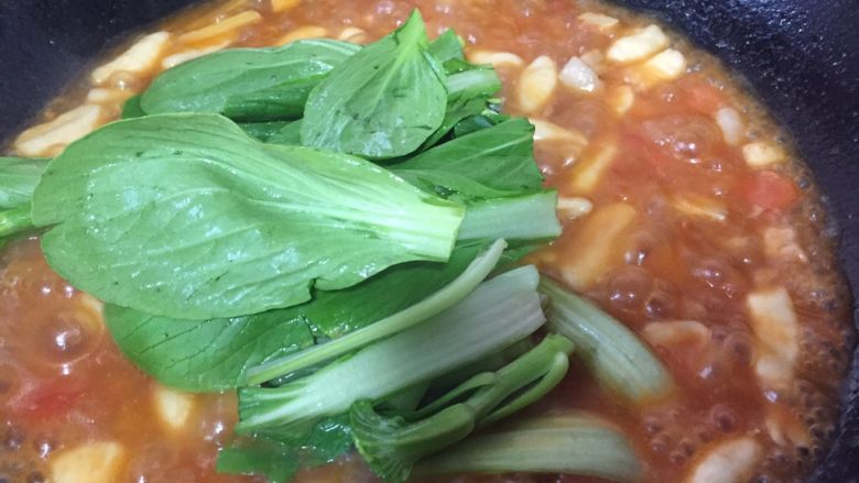 简易版陕西小吃烩麻食,加入小青菜,放入生<a style='color:red;display:inline-block;' href='/shicai/ 3250'>葱</a>一会就可关火