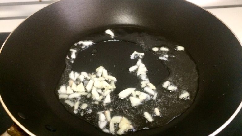 毛豆炒笋丁,锅里放油烧热,加入姜蒜爆香