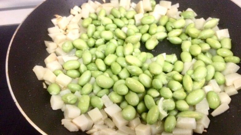 毛豆炒笋丁,加入毛豆米煸炒,再炒两分钟