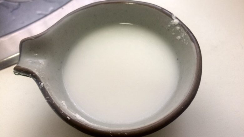毛豆炒笋丁,调一碗芡粉水,水可以多点,这步可以在准备葱姜蒜的时候准备,用之前搅匀。