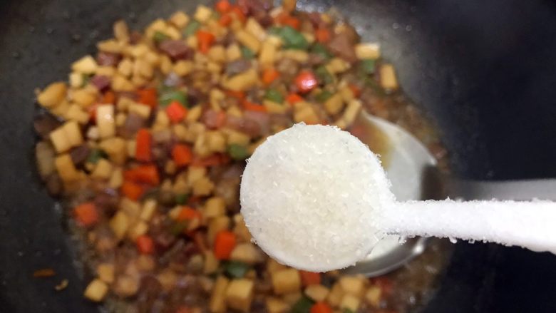 家常蚝油什锦鲍菇丁,加一小勺细砂糖,翻炒均匀,即可