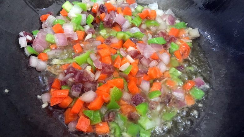 家常蚝油什锦鲍菇丁,转中大火,翻炒20秒