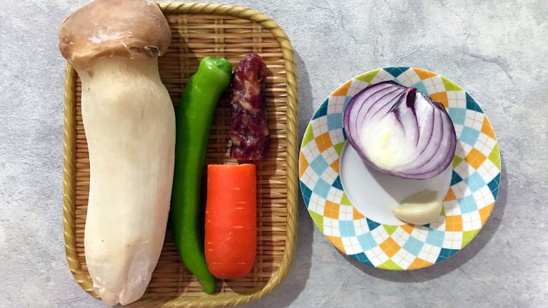 家常蚝油什锦鲍菇丁,首先我们准备好所有食材