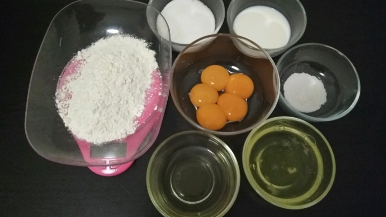 戚风蛋糕(八寸),将所有食材准备好备用。