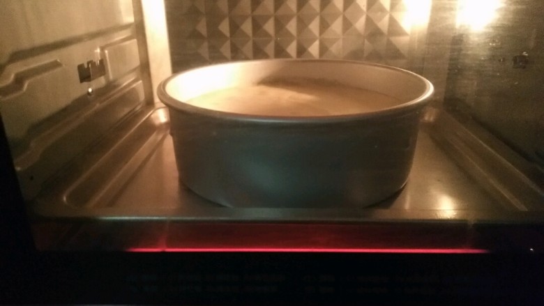戚风蛋糕(八寸),将面糊和蛋白快速搅拌均匀倒入模具中,震出气泡,放入预热好的烤箱中。