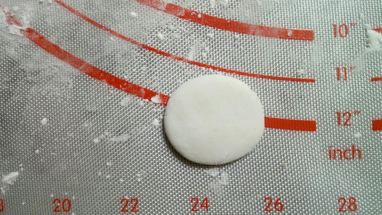 小猴汤圆,取约2克的白面团做猴子的脸部,揉圆,按扁。