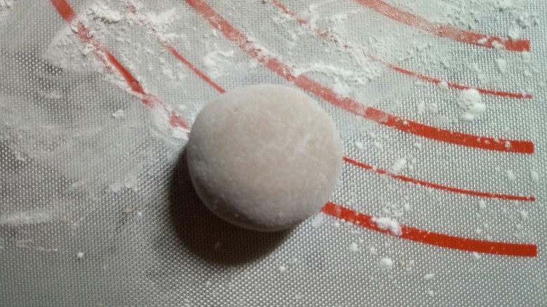 小猴汤圆,用虎口的手法包圆,接口朝下,稍微整理下。