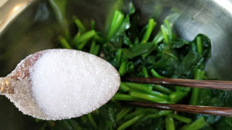 老醋菠菜凉拌花生米,在放入盆中,加2克盐。