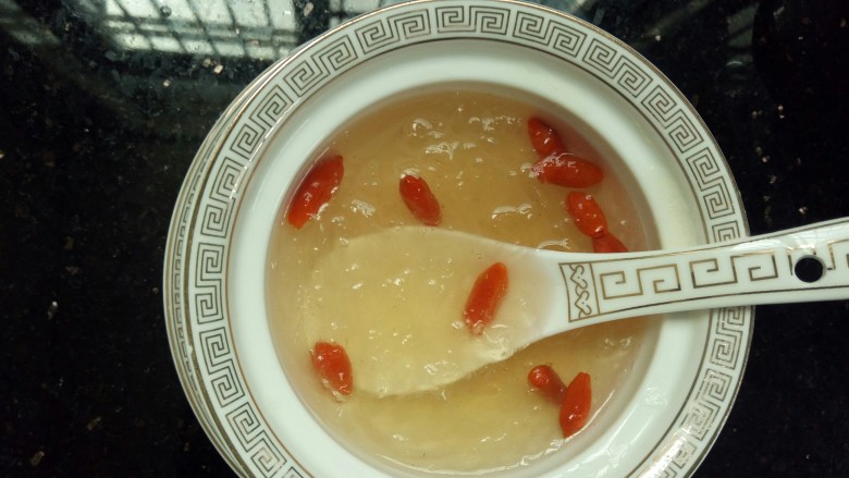 蜂蜜枸杞燕窝,等到燕窝温度适中,差不多可以喝了,再添加适量<a style='color:red;display:inline-block;' href='/shicai/ 865'>蜂蜜</a>,搅拌后就可以开喝了。