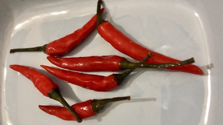 烤生蚝(烤箱版),<a style='color:red;display:inline-block;' href='/shicai/ 62'>辣椒</a>洗干净剁碎,我用的是小米椒,不能吃辣的可以用不辣的那种红椒代替。