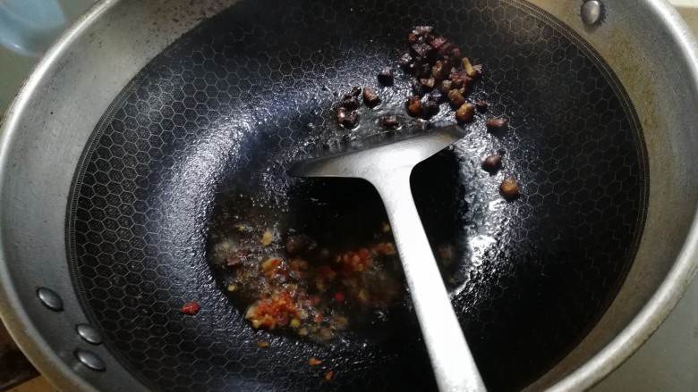 麻辣豆腐,加<a style='color:red;display:inline-block;' href='/shicai/ 62'>辣椒</a>油,翻炒